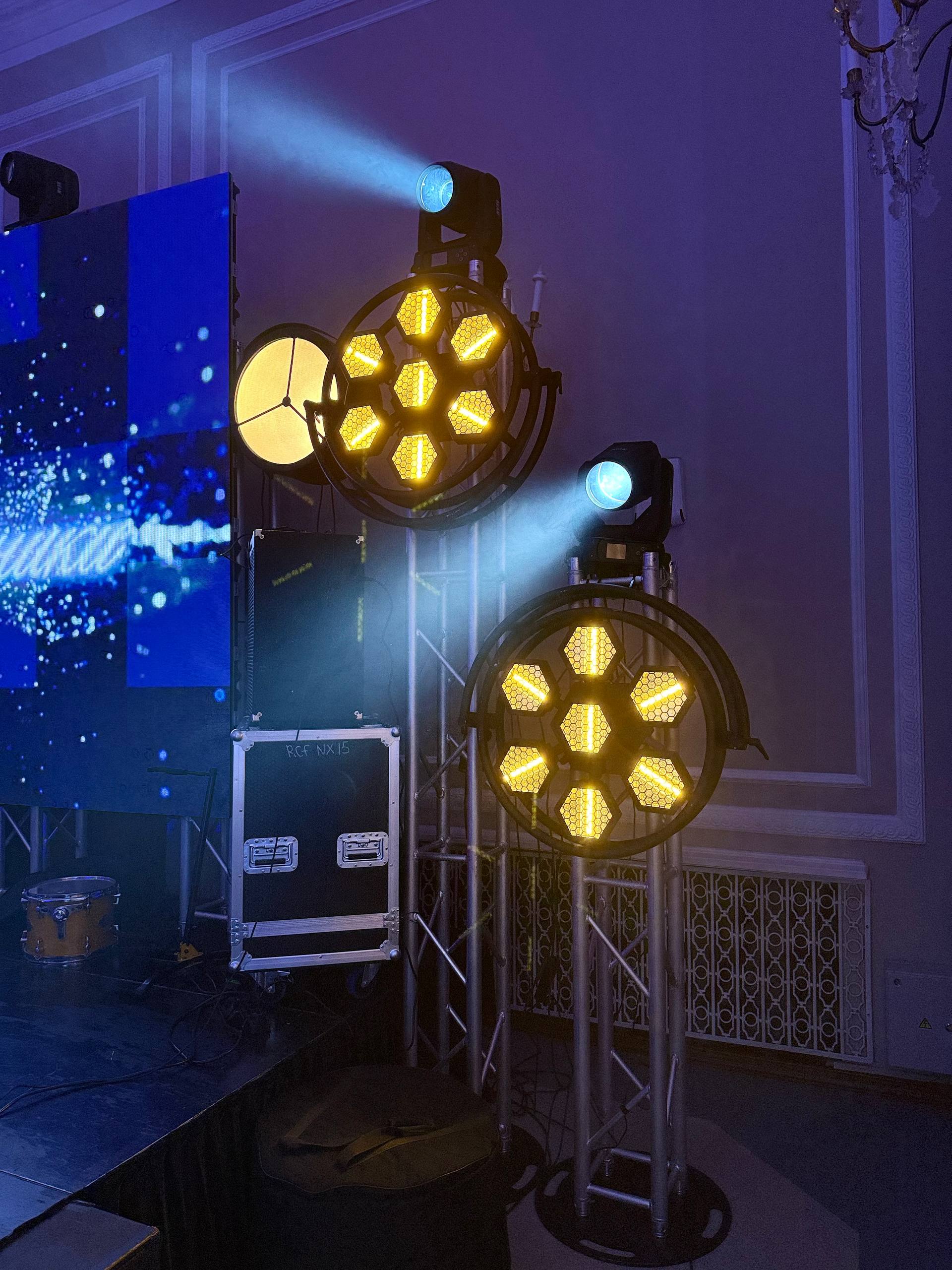 Сцена с фронтом света